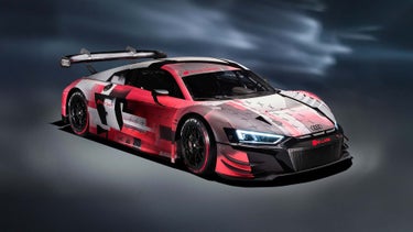En R8 LMS GT3 fotad snett framifrån.