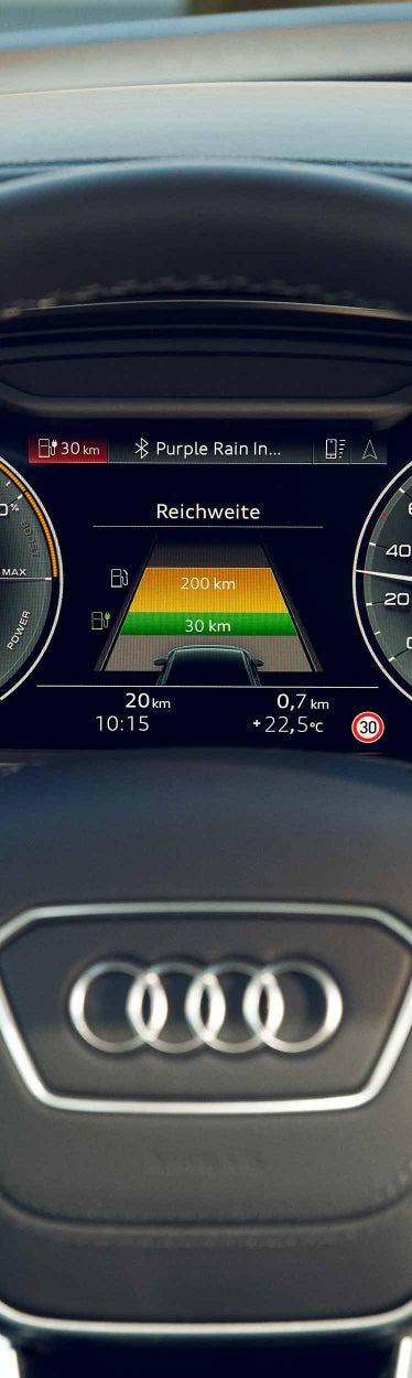 Digitales Audi-Cockpit zeigt Tachometer, Reichweite, Fahrmodus und Geschwindigkeit an.
