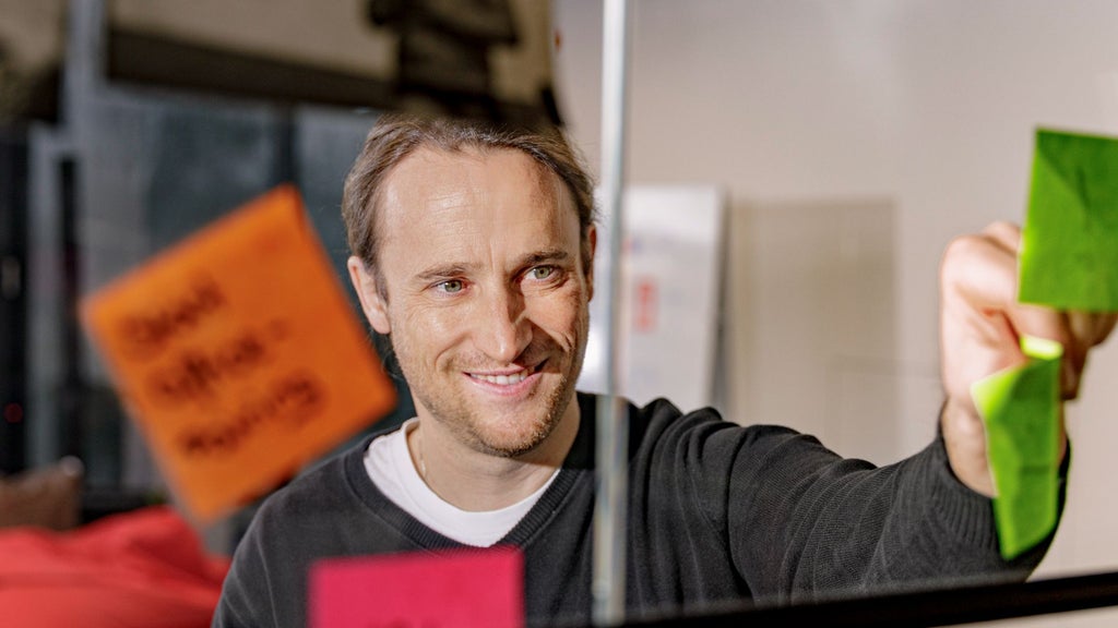 Michael Hügel lächelt an die Kamera vorbei