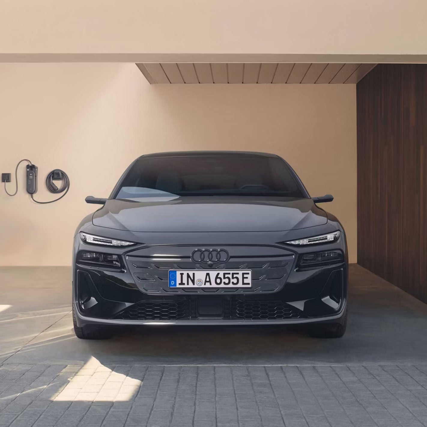 Foto de la carga en casa de un vehículo eléctrico Audi. 