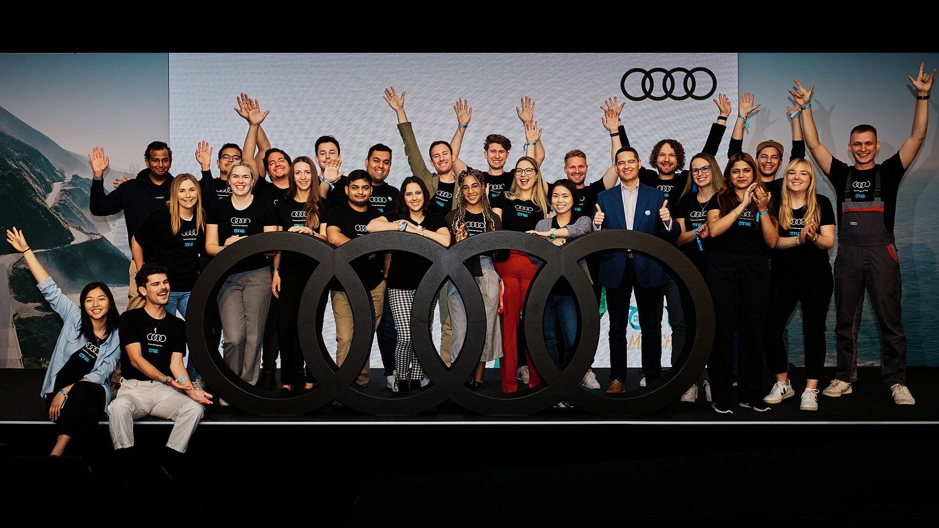 Gruppe freudig jubelnder Jugendlicher auf der Bühne eines Audi Events.