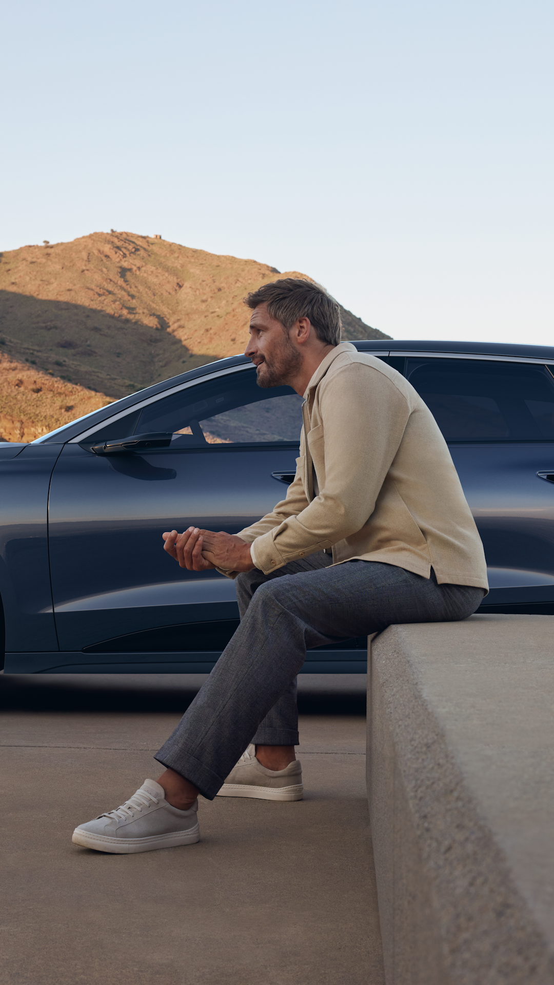 Mand foran en Audi A6 e-tron 