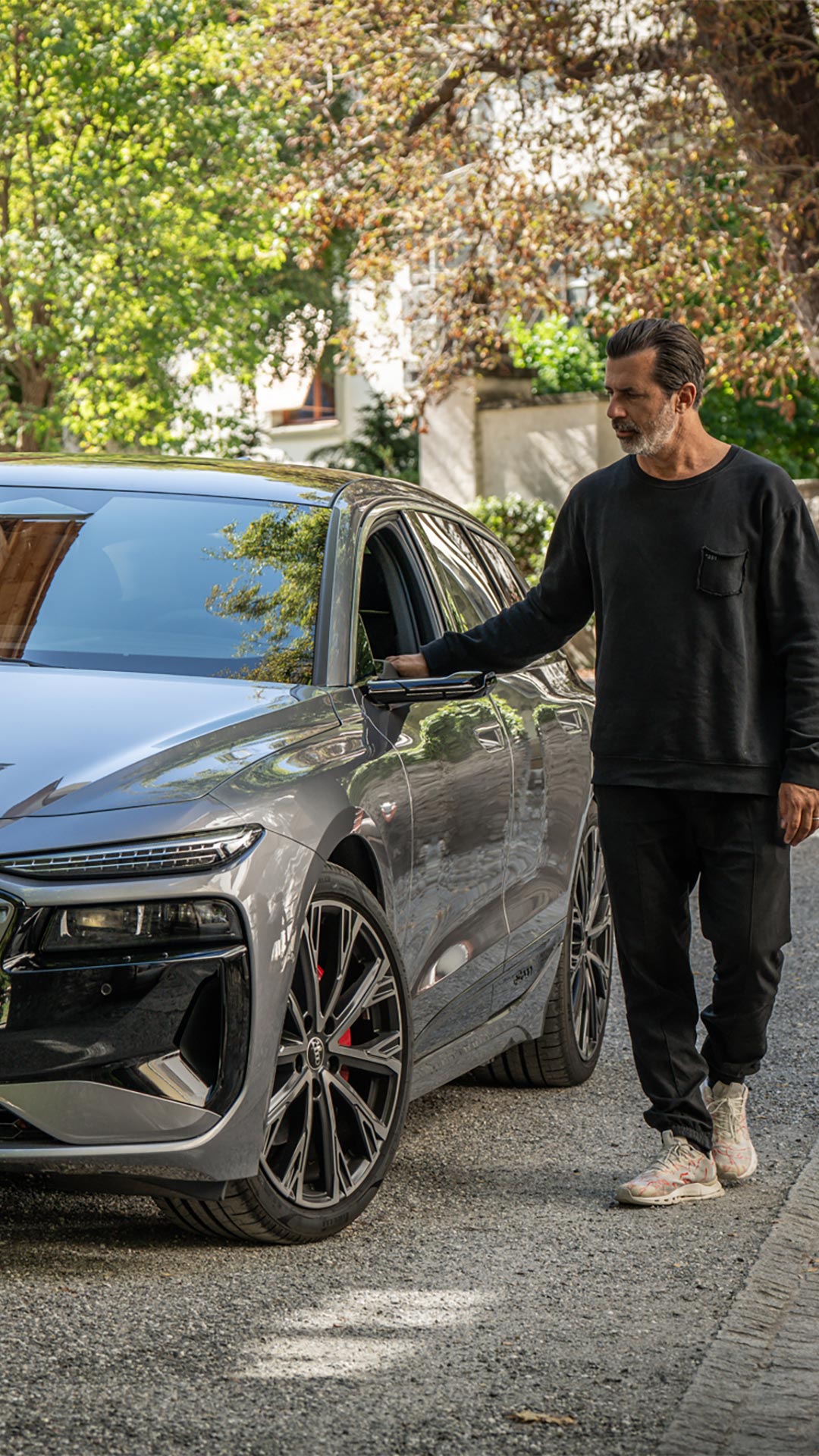 Andreas Caminada stehend vor seinem Audi RS e-tron GT