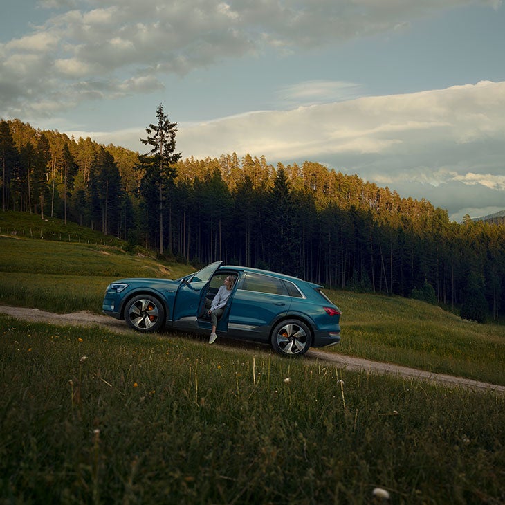 Audi connectin e-tron-mallin kauko-ohjaus- ja hallintapalvelulla saat Audi e-troniisi omien tarpeidesi mukaan räätälöityjä Audi connect -palveluja.  