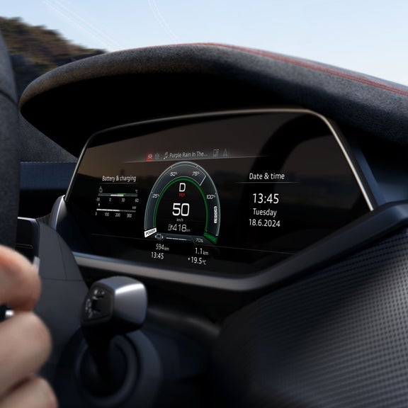 Close-up van de digitale cockpit van een Audi RS e-tron GT, met weergave van snelheid, batterijstatus en datum.