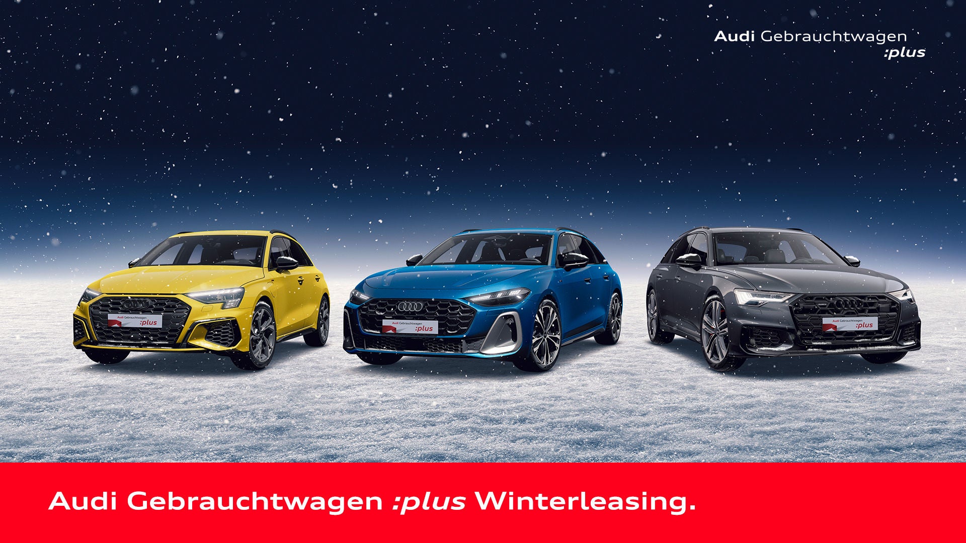 Drei Audi-Modelle in Rot, Schwarz und Weiß stehen nebeneinander vor Bergkulisse, darunter Schriftzug „Audi Gebrauchtwagen :plus“.