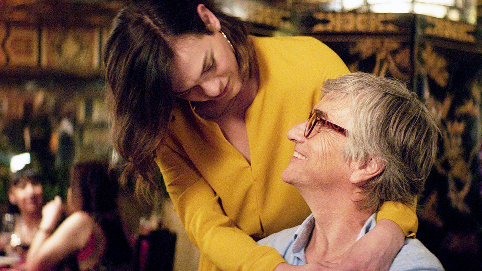 Marina und ihr 20 Jahre älterer Mann Orlando treffen sich in einem Restaurant.