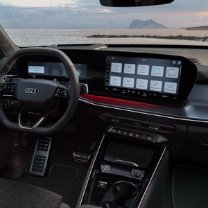 Cockpitansicht auf Lenkrad und Panoramadisplay mit Touchscreen und enthaltenen Funktionen.