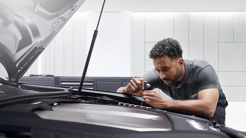 エンジンルームを整備するメカニック