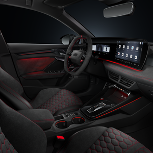 Blick von der Beifahrerseite auf das Cockpit mit Sportkonturlenkrad, Mittelkonsole, digitale Displays und das Ambiente-Licht.