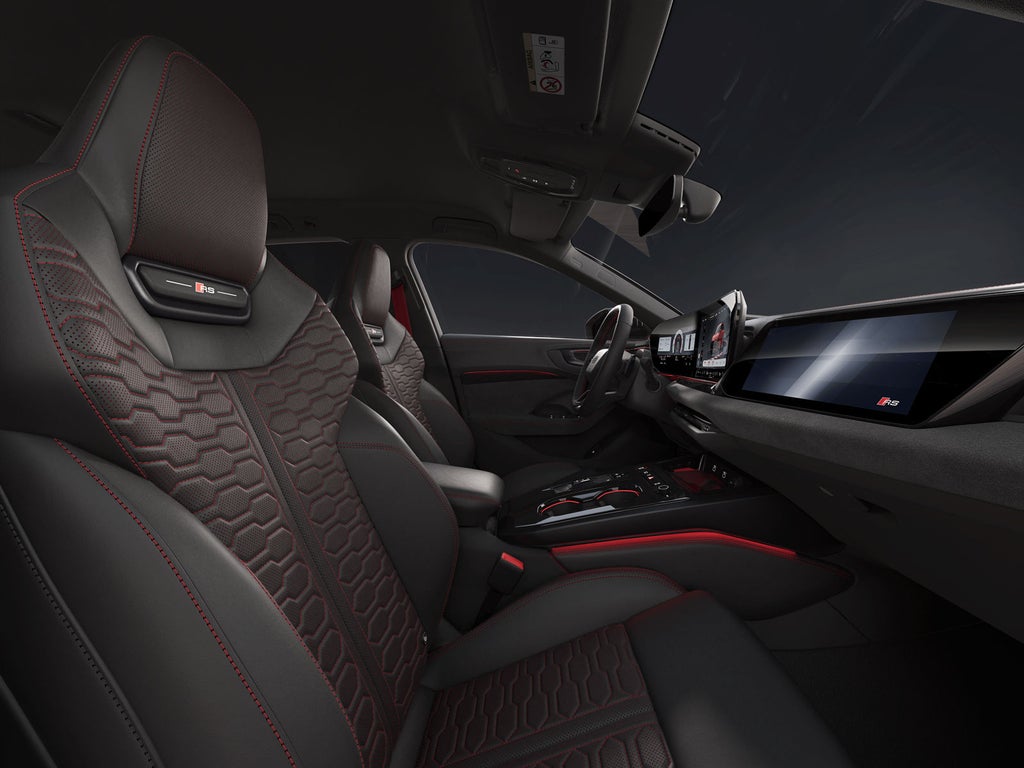 View from the passenger side of the seats and cockpit of the RS 5 Avant.