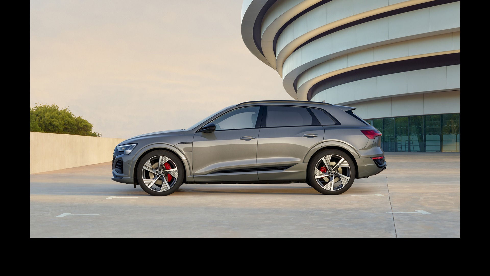 Widok z boku na Audi Q8 e-tron.