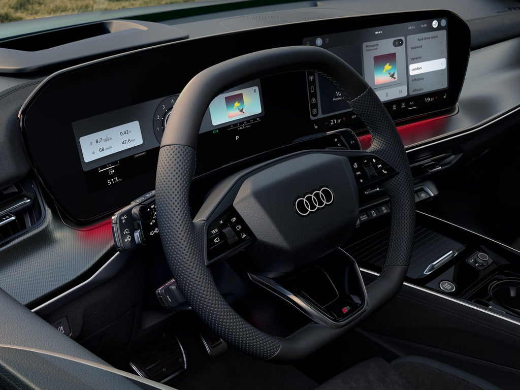 Vista frontale del volante, della console centrale e dei display digitali del SUV Q3.