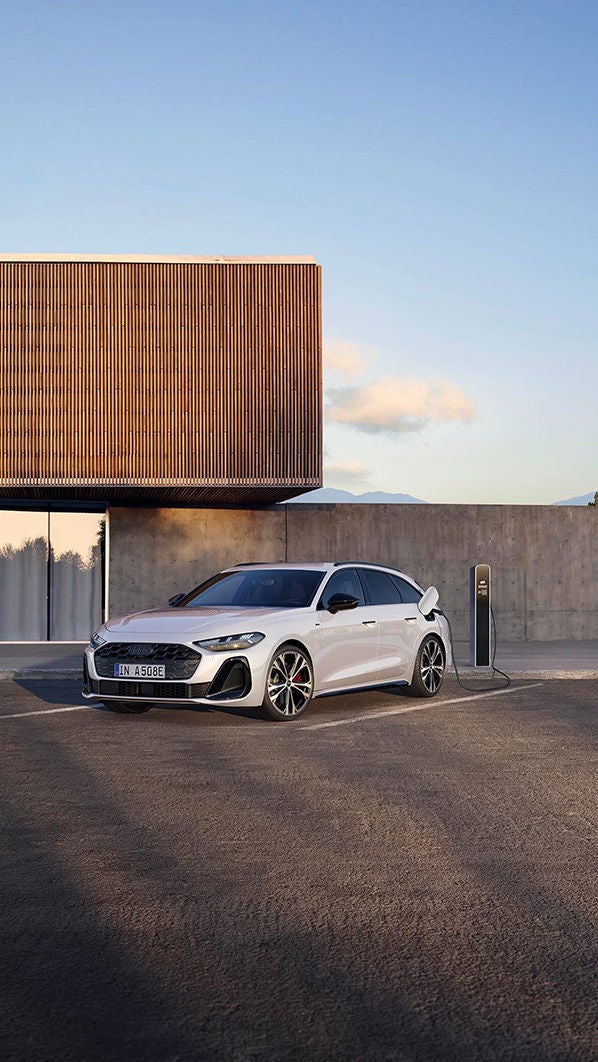 vista laterale parziale di Audi A5 Avant e-hybrid in un parcheggio