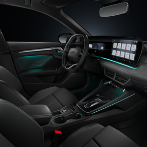 Blick von der Beifahrerseite auf das Cockpit mit Lenkrad, Mittelkonsole, digitale Displays und das Ambiente-Licht.
