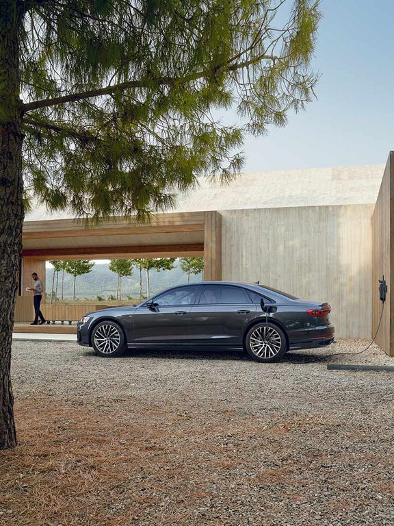 Audi L A8 TFSI e offentlig opladning