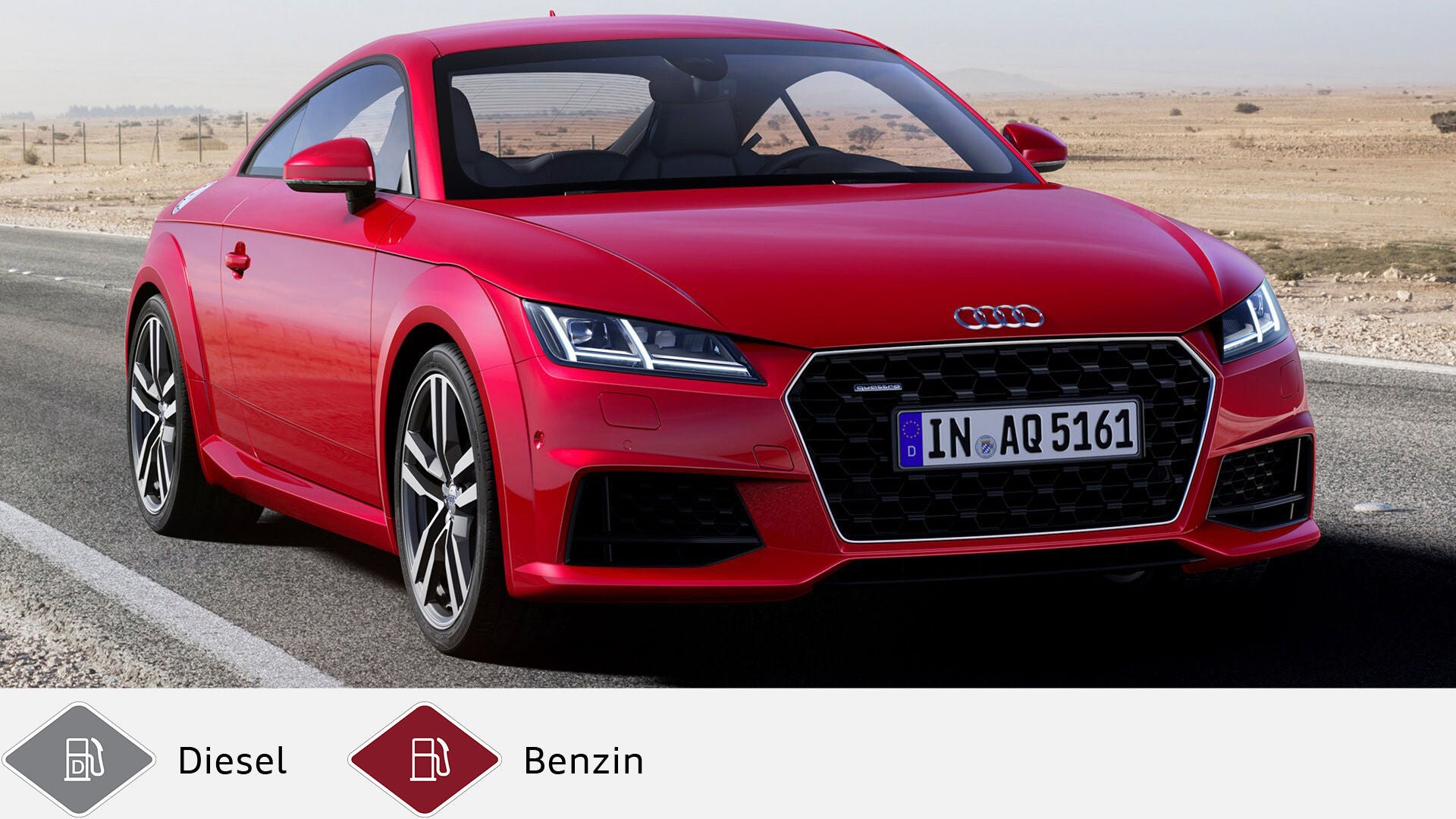 Roter Audi TT Coupé auf leerer Straße in Wüstenlandschaft. Unten graues Dieselsymbol und rotes Benzinsymbol.