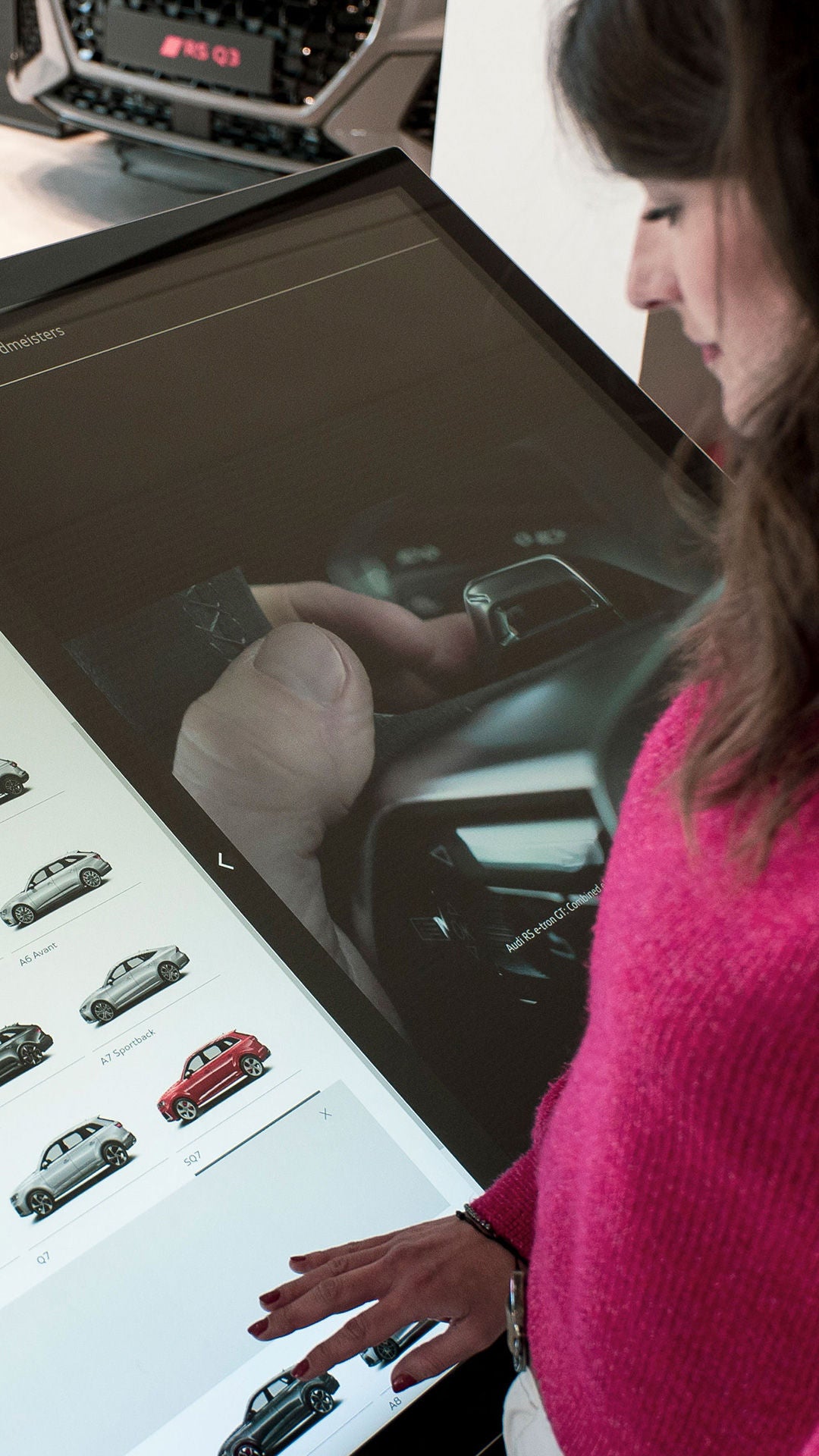 Frau steht an einem Multi Touch Screen