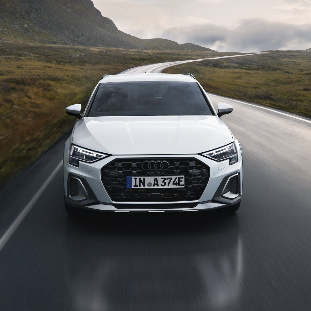 Vista frontale di Audi A3 allstreet e-hybrid in marcia su strada montana