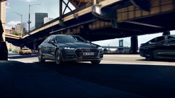 Audi A7 fährt auf der Straße