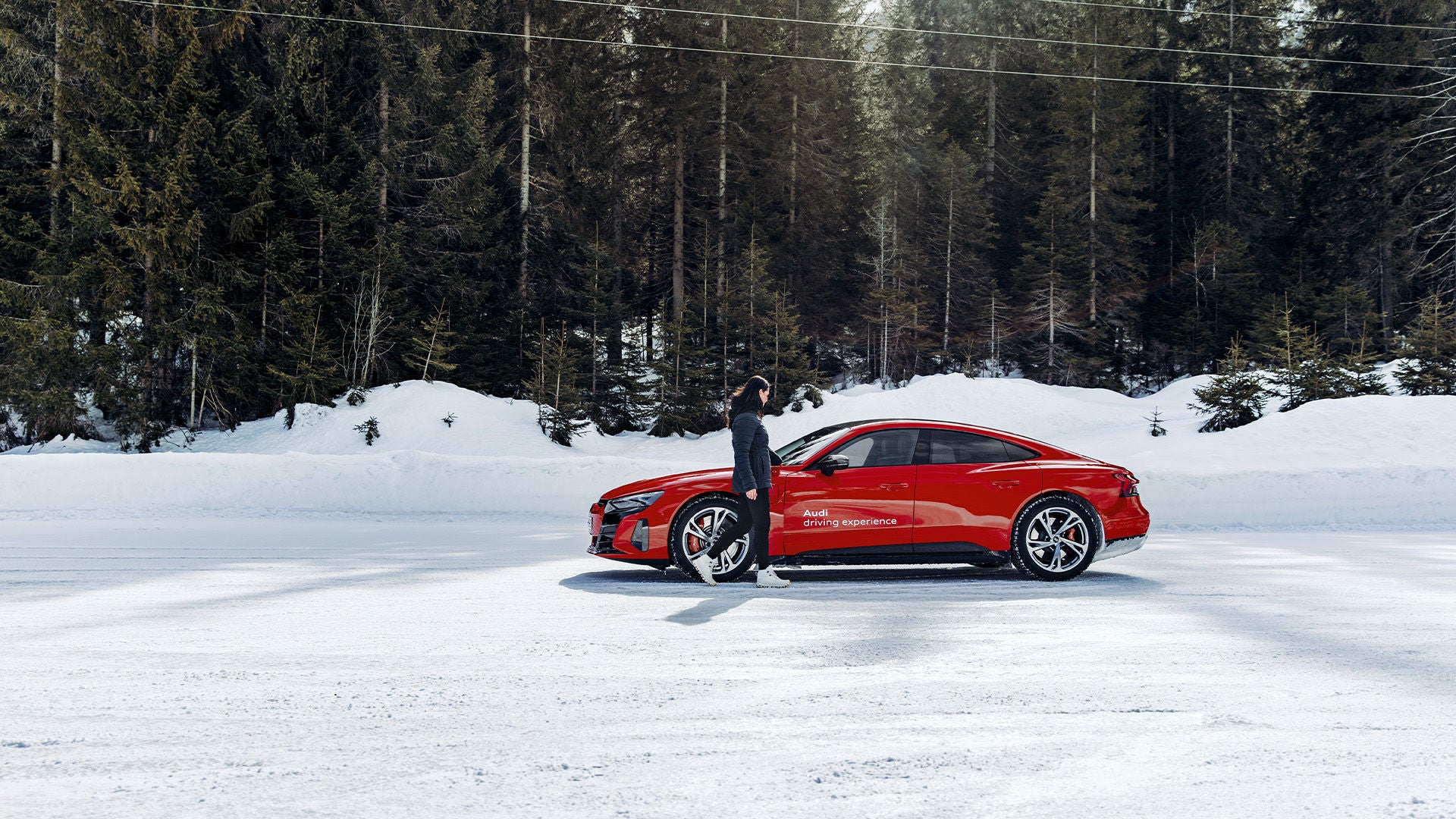 Anna Veith steigt in den Audi RS e-tron GT{ft_rs-e-tron-gt}.