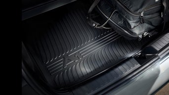 Schwarze Audi Gepäckraumschale in einem Kofferraum mit e-tron Logo.