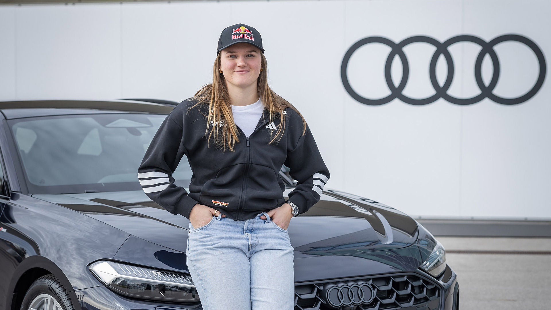 Zu sehen ist ein roter RS e-tron GT vor einer Bergkulisse. 