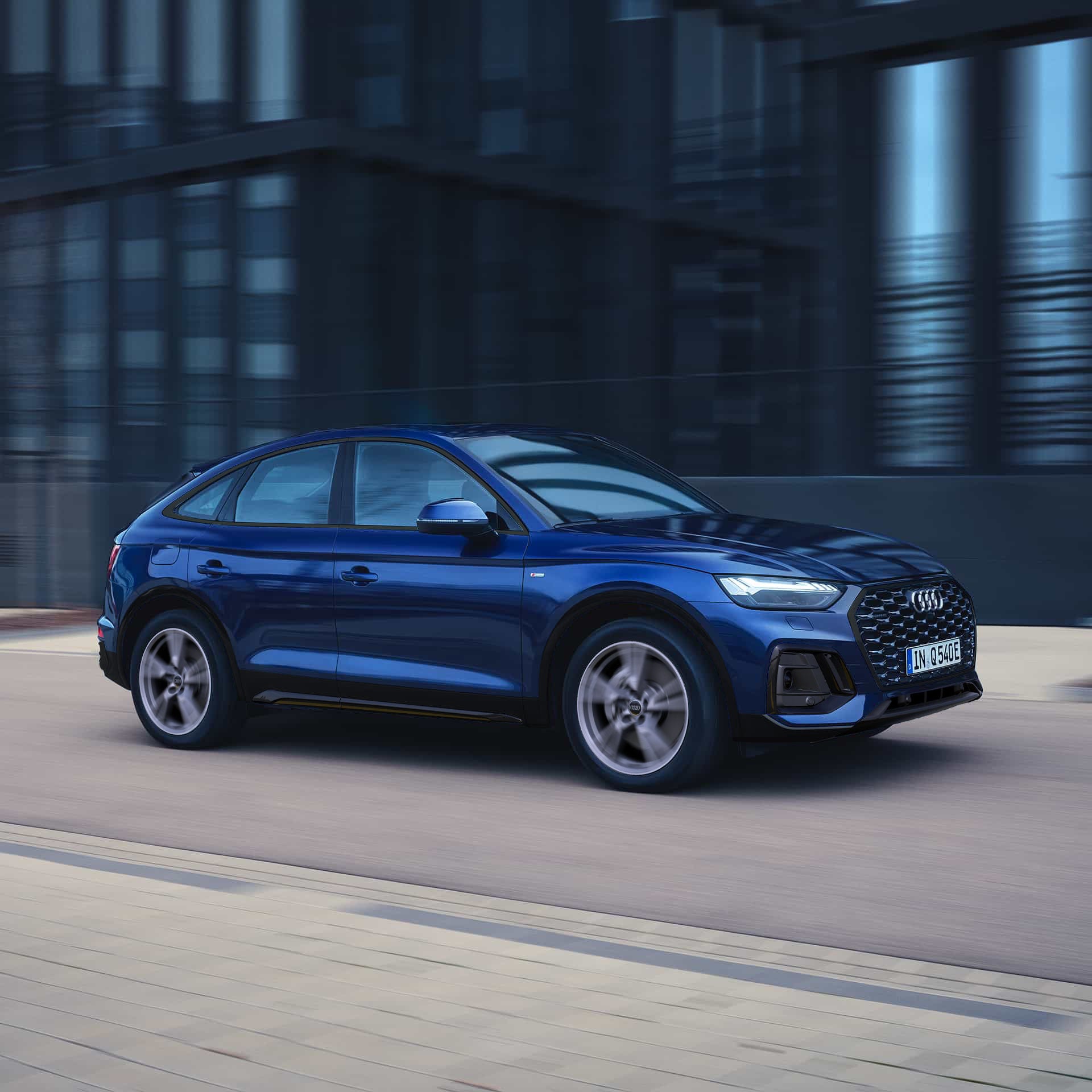 Side view Audi Q5 TFSI e