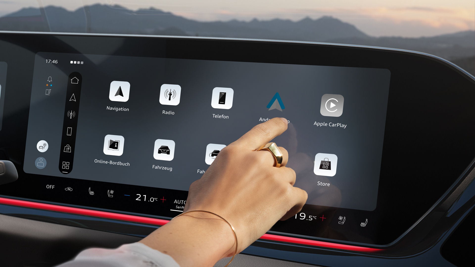 Nahaufnahme einer Frau, die die Android Auto App auf dem MMI Display der A6 Limousine auswählt.