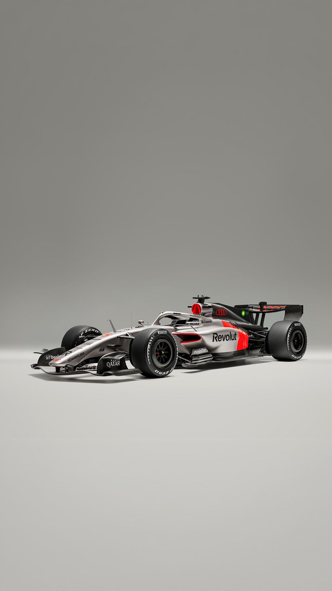 Audi-Formel-1-Rennwagen in Silber-Schwarz mit roten Akzenten und Sponsoren-Logos, freigestellt vor grauem Hintergrund.