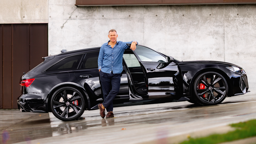Tom foran en Audi RS6 