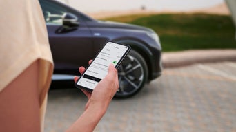 Kvinna som håller en mobiltelefon i handen