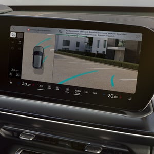 Display mit autonomen Parkassistent und 360 Grad-Kamera.