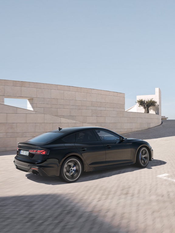  Czarne Audi RS 5 Sportback.