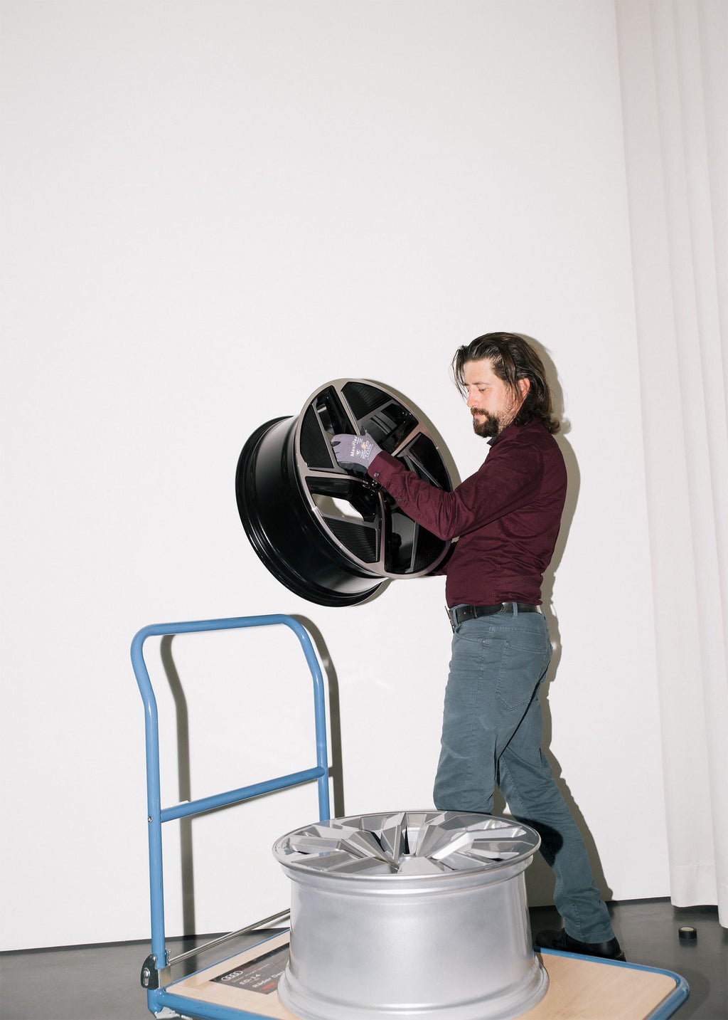 Andreas Valencia Pollex soulève la roue aérodynamique d'un chariot.