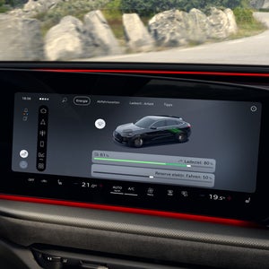 Blick auf das MMI touch-Display des Q5 Sportback e-hybrid. Gezeigt wird die Auswahl verschiedener Fahrmodi.
