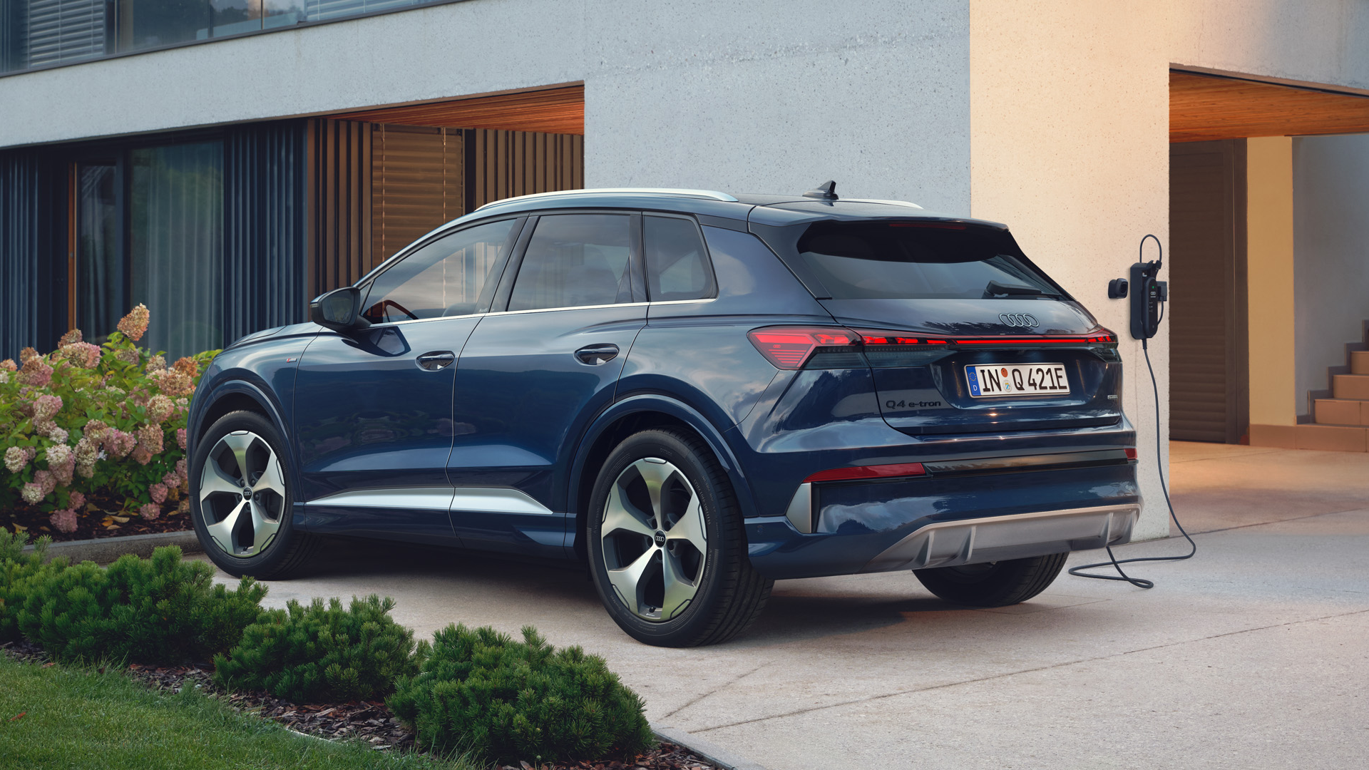 Audi Q4 e-tron foran et hus