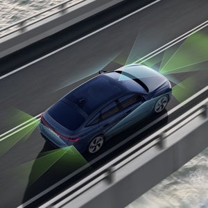 Der A6 Sportback e-tron von schräg oben. Vom Heck und der Front aus unterteilen grüne und blaue Vektoren die Flächen hinter und vor dem Fahrzeug.&nbsp;