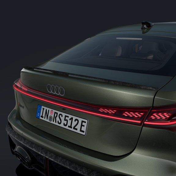 Nahaufnahme des Hecks mit Fokus auf die digitalen OLED-Heckleuchten der RS 5 Limousine.