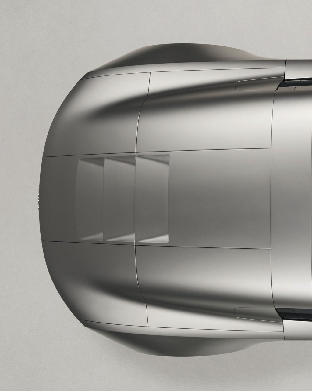 一枚岩のように力強く、精緻でピュア：Audi Concept Cのフォルムは、まるで一片の金属から削り出された彫刻のように仕上げられています。 