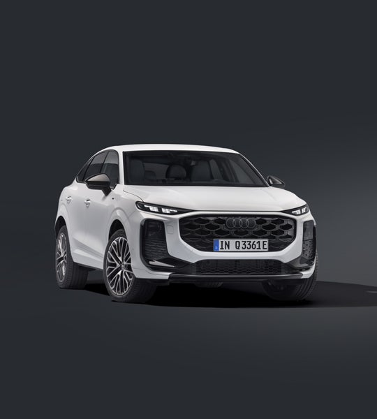 Una Q3 Sportback e-hybrid bianca si erge su uno sfondo nero.
