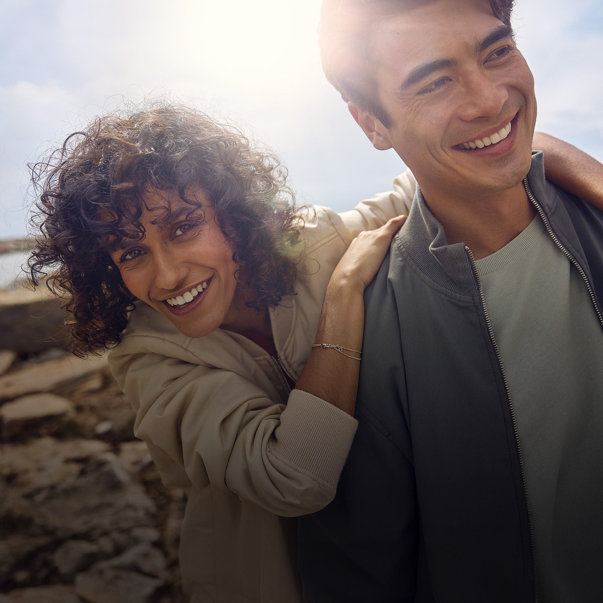 Eine Frau lehnt auf einem Mann und sie lachen zusammen.