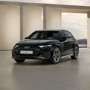 Ein dunkelgrüner Audi A3 Sportback vor einer modernen grauen Fassade.