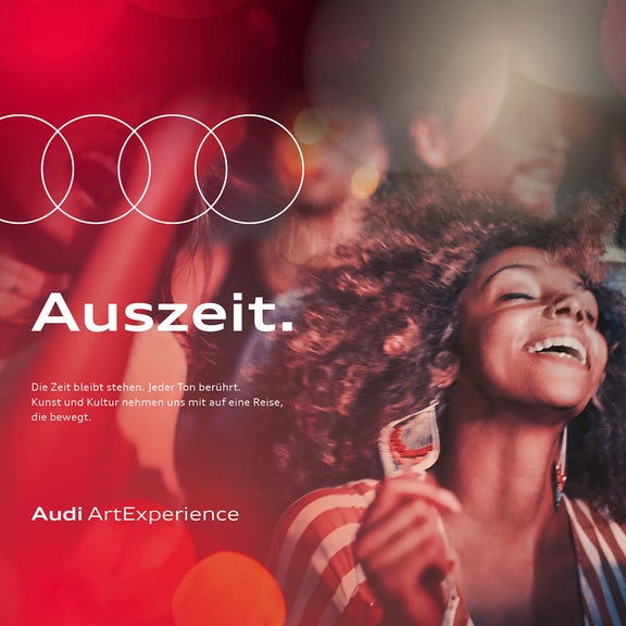 Lachende Frau bei Konzertbesuch, rote Lichtstimmung, umgeben von jubelnden Menschen, Text „Auszeit“.