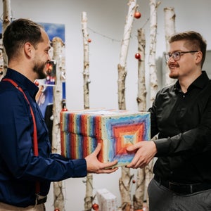 present handover during Wunschbaum initiative