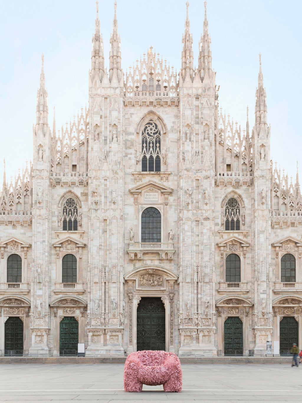“Hortensia Chair” stoi na dziedzińcu katedry w Mediolanie.
