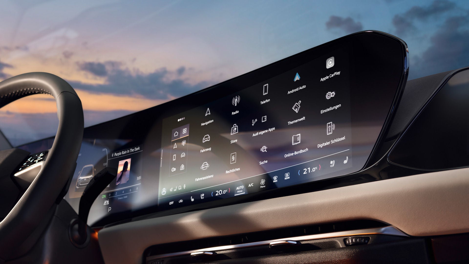 Digitales Display der Audi A5 Limousine mit Menüfunktionen wie Navigation, Medien und Fahrzeugeinstellungen bei Sonnenuntergang.