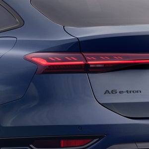 Nahaufnahme der hinteren, linken Heckleuchte des A6 Sportback e-tron.&nbsp;