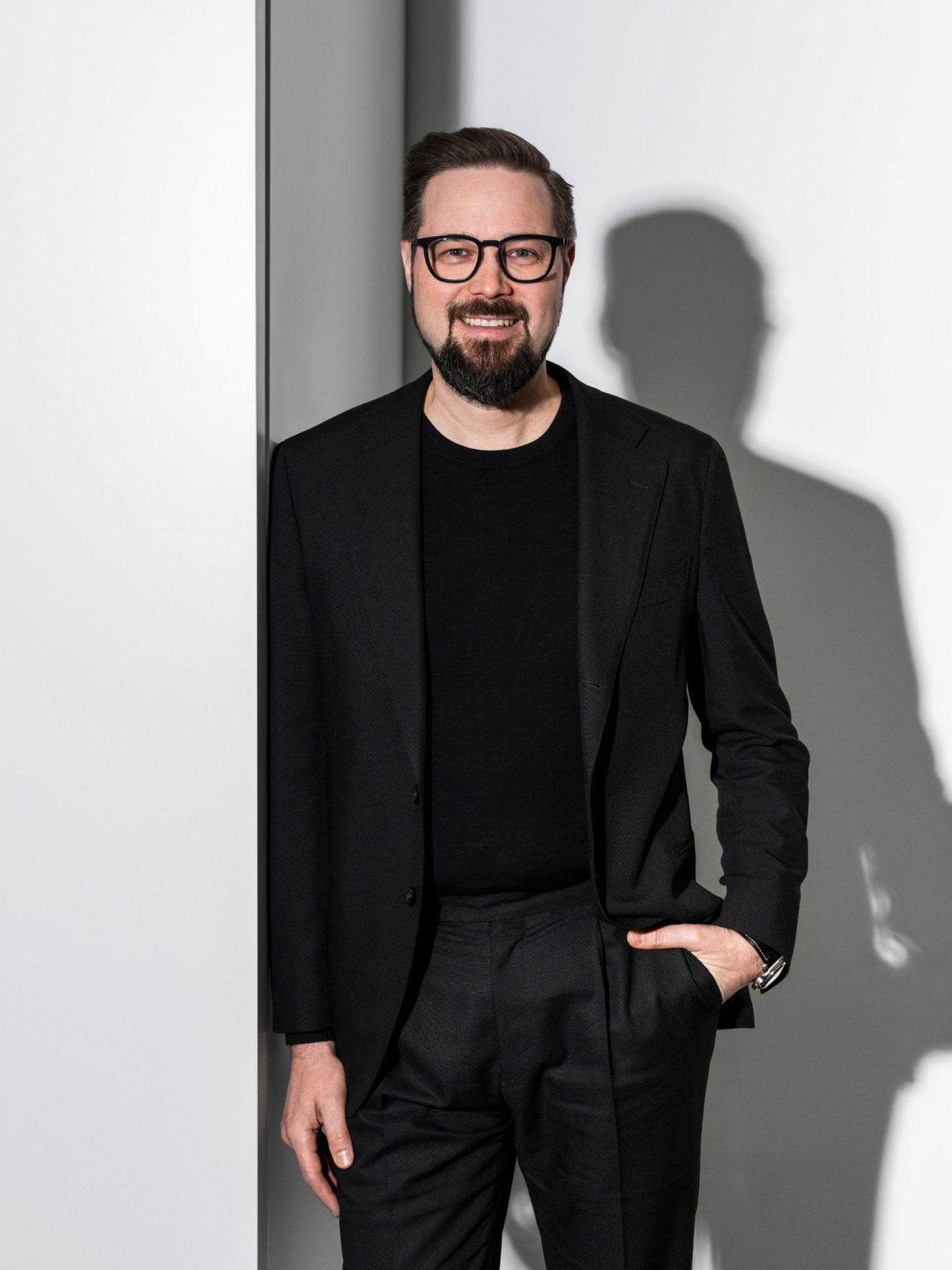 Porträt von Matthias Honzen vor einer weißen Wand.