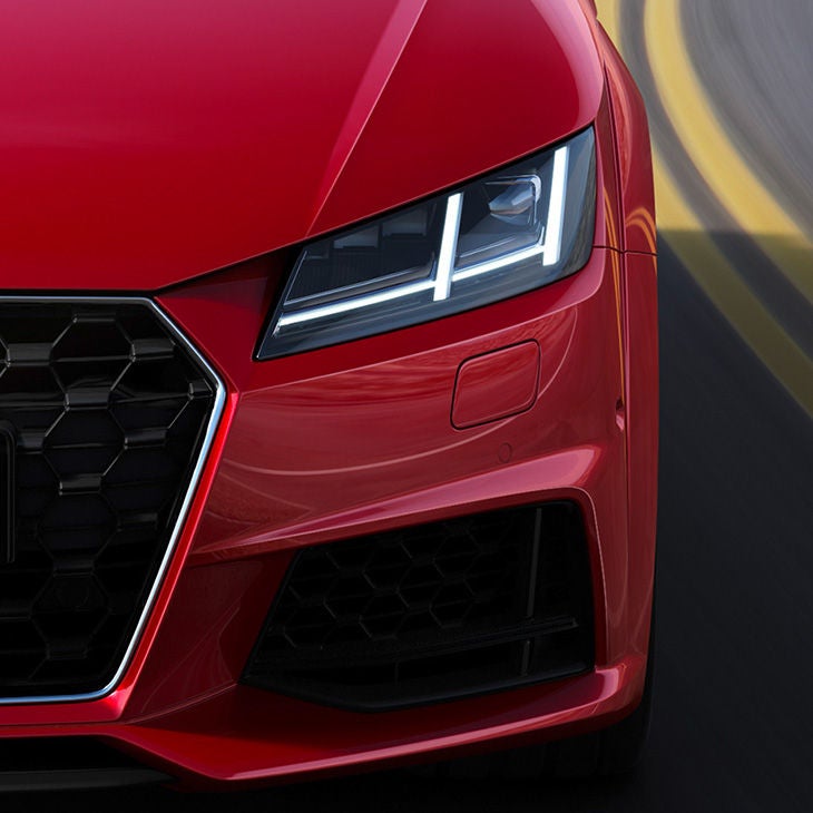 Frontansicht des Audi TTS Coupé inklusive Audi Matrix LED-Scheinwerfer